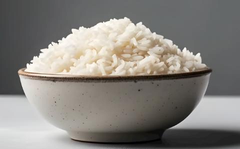 <p>1g米大约可以煮出2.5g米饭。如果小白想要吃100g米饭，大约需要称出多少克米？</p>