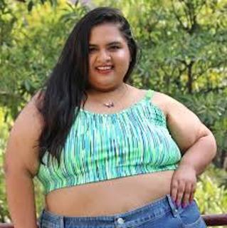 <p>How can we describe this girl&#39;s figure?</p>