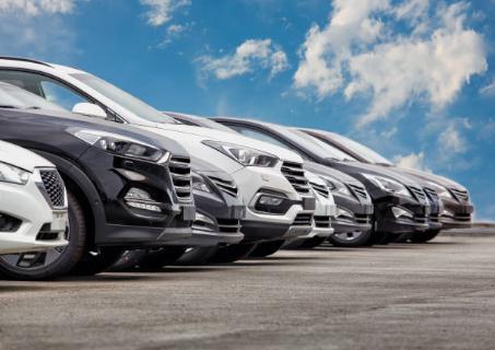 <p>在4s店中🏬, customers can ask for <strong><u>custom</u> version</strong> of certain cars. 句中custom的意思是？</p>