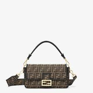 <p>这张图片上的服装带有双F标志&#xff0c;它是芬迪&#xff08;Fendi&#xff09;的品牌标志性设计。</p>