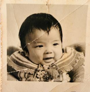 <p>图片中的80后是</p>