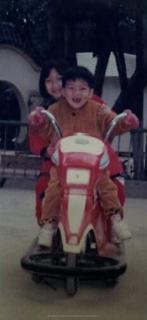 <p>Guess who is this adorable child in the photo? 猜猜照片里这个可爱的小朋友是谁？</p>