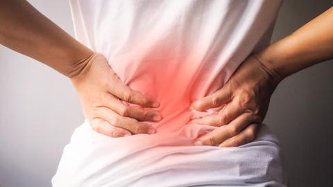 <p>Un patient dit : &#34;J’ai mal en bas du dos, surtout quand je reste assis longtemps.&#34; Le médecin pense à :</p>