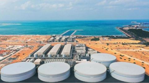 <p>Which sentence is TRUE about the UAE?</p>