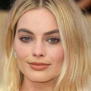 <p>Choose the traits that can best describe the woman in this picture</p>