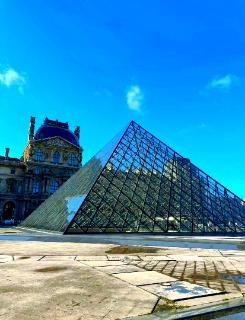 <p>巴黎卢浮宫入口的玻璃金字塔，其玻璃板的数量是多少？</p>