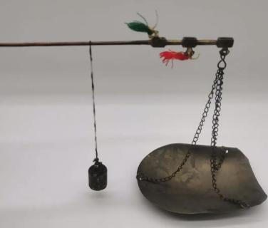 <p>假如你是瓜店老板，遇到刘华强来买你的瓜，如果你在称重的时候将砝码偷偷向右移动会发生什么？</p>