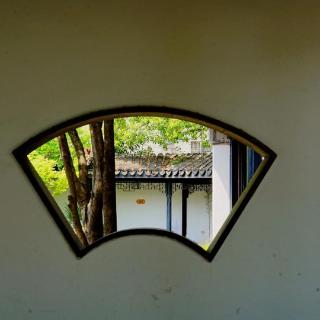 <p>图片显示的是哪种构景手法？</p>