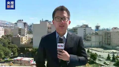 <p>这位新闻（     ）现在正在向我们说明这个国家目前的情况。</p>