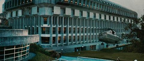 <p>图中的电影《世界停转之日》取景于加拿大哪个大学校园？</p>