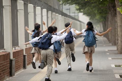 <p>她去小学。</p>