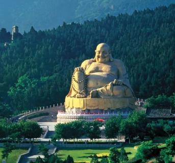 <p>千佛山的地标（landmark）很大，而且（  ）在我们的正前方。</p>