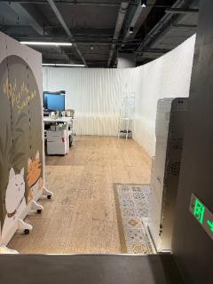 <p>去年新建的”小黑屋“的围挡的材质是什么？</p>