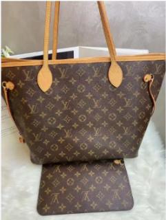 <p>哪个奢侈品牌的标志性设计是这个手袋上的花纹？</p>